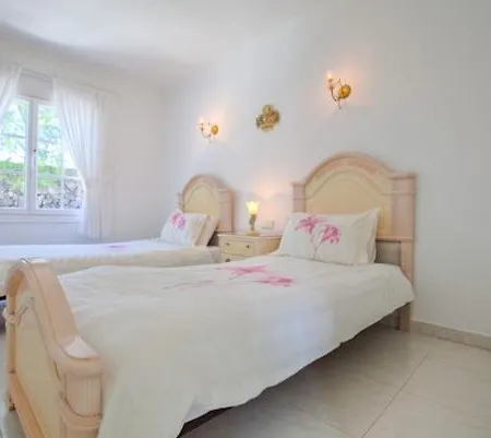 Villa Casa Los Mojones Tres - 4 Bedroom Family - Great Pool Area - Perfect For Families Puerto del Carmen (Lanzarote)