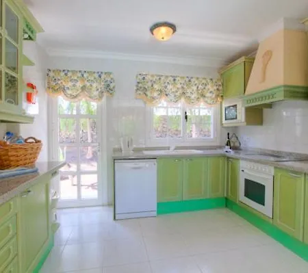 Casa Los Mojones Tres - 4 Bedroom Family - Great Pool Area - Perfect For Families Puerto del Carmen (Lanzarote)