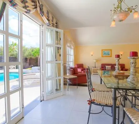 Villa Casa Los Mojones Tres - 4 Bedroom Family - Great Pool Area - Perfect For Families Puerto del Carmen (Lanzarote)