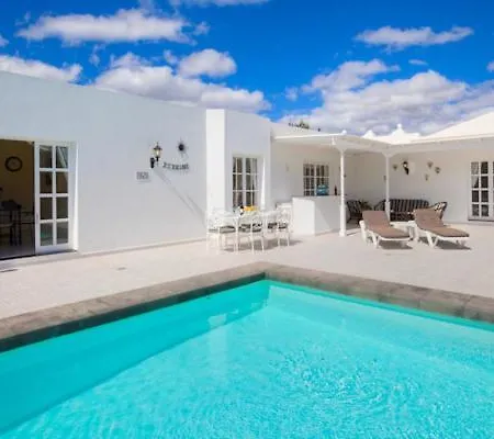 Casa Los Mojones Tres - 4 Bedroom Family - Great Pool Area - Perfect For Families * Puerto del Carmen (Lanzarote)